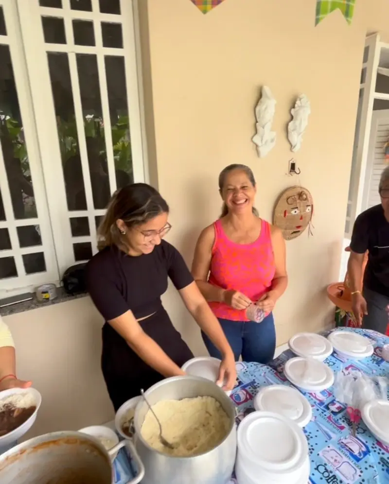 Voluntárias do GAF preparando refeições na cozinha