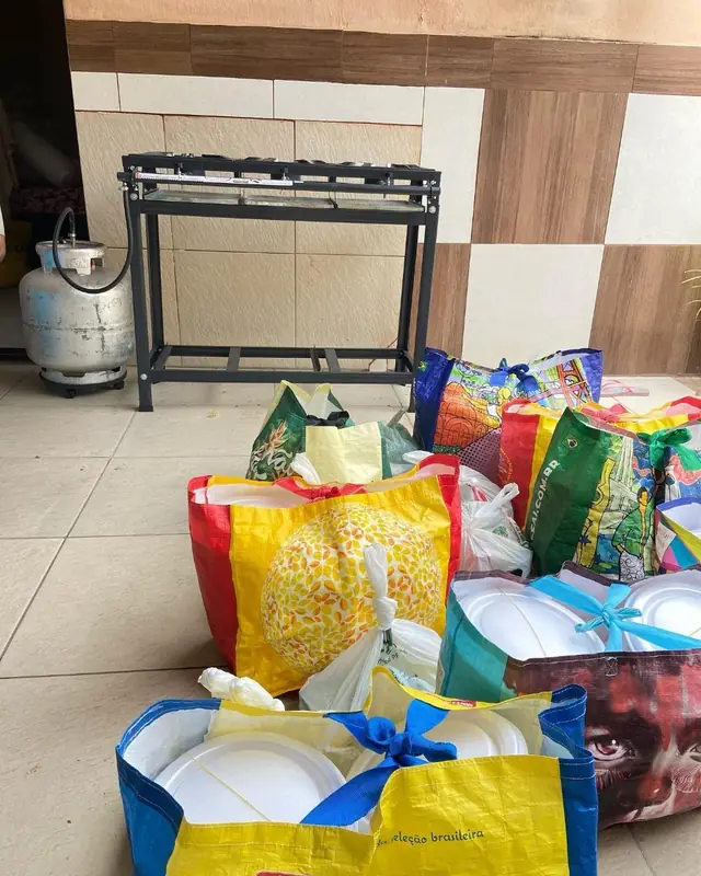 Sacolas com doações recebidas