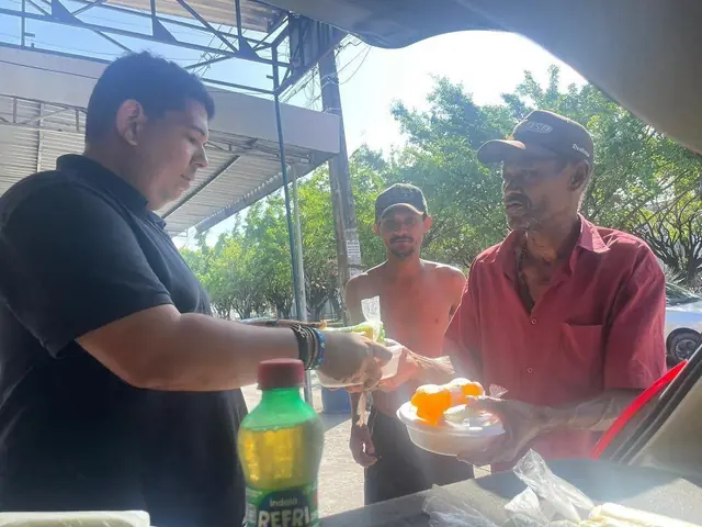 Entrega de refeição na rua