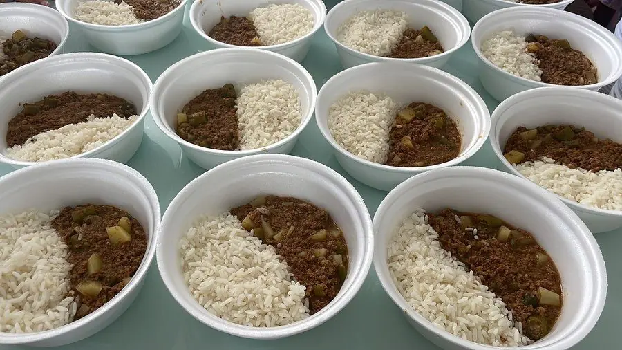 Marmitas prontas para a entrega, com arroz e feijão