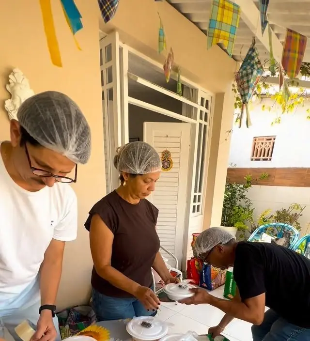 Voluntários montando marmitas